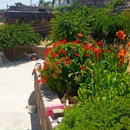 Volcanic Stone Sea View & Yard بيت ضيافة *